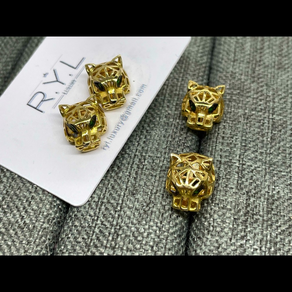 18K Solid Gold Panther head stud earrings w/ emerald green eyes